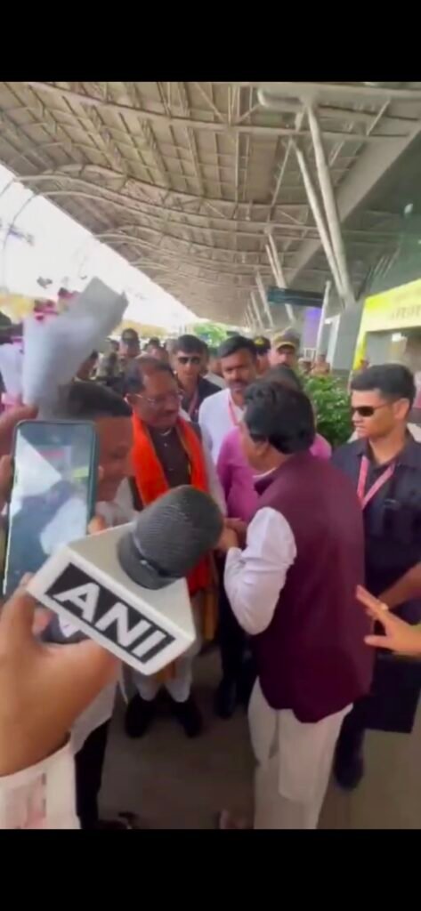 पुरी धाम रवाना होने से पहले भुवनेश्वर एयरपोर्ट पर राजकुमार राठी की मुख्यमंत्री विष्णु देव साय से आत्मीय भेंट
