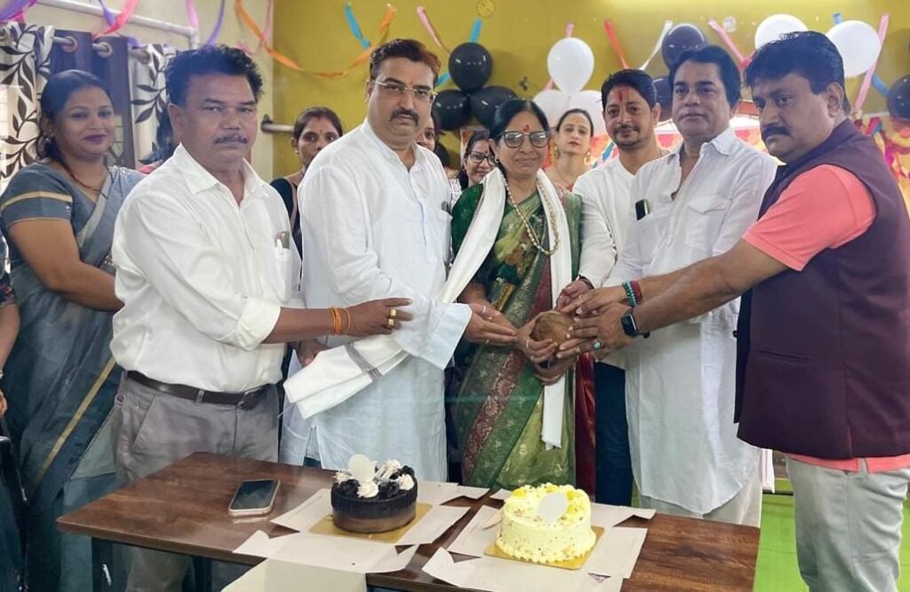व्यापारी संघ ने शिक्षक दिवस पर प्राचार्य शर्मा का किया सम्मान